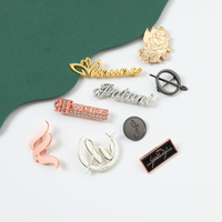 Production rapide de badges en métal personnalisés, badges en émail de luxe avec dos de sécurité pour la mise en valeur de la marque