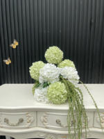 Boule de fleurs artificielles en soie verte avec roses blanches et amarantes suspendues pour centre de table de mariage et décoration événementielle