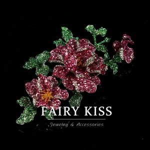 Vintage-Brosche, klassisch, hochwertige Verarbeitung, rote Blumen, grün und dicht, mit Diamanten besetzt, großartig, realistisch. - Product Image 1