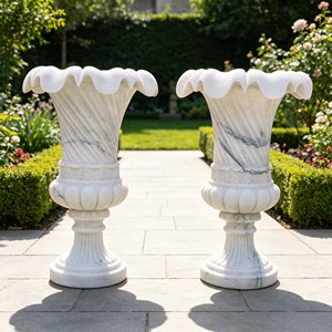 Paire de jardinières sur piédestal en marbre blanc de Carrare, urne en pierre torsadée et cannelée, pot de fleurs de jardin à bord festonné, vente en gros, taille personnalisée - Product Image 1