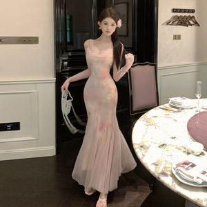 Vestido Largo Sexy de Malla Floral para Vacaciones, con Escote Profundo en V, Espalda Descubierta, Ajuste Ceñido y Tirantes Finos, Ideal para Fiestas y Vacaciones - Product Image 2