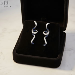 Boucles d'oreilles clous populaires en or blanc massif 18 carats avec diamants naturels et saphirs, série lignes courbes, vente en gros - Product Image 4