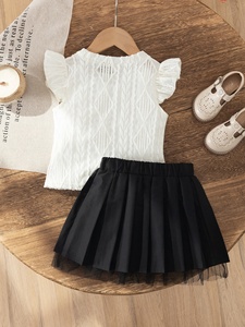 Set Estivo per Ragazze: Top Floreale con Collo all'Americana e Gonna Plissettata, Comodo e alla Moda - Product Image 2