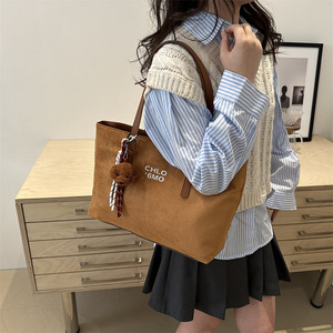 <span class=keywords><strong>Sac</strong></span> fourre-tout vintage en <span class=keywords><strong>cuir</strong></span> PU marron avec imprimé lettres, <span class=keywords><strong>sac</strong></span> à main tendance en suède texturé avec breloque ours, logo personnalisé - Product Image 6