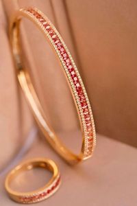 Bracelet jonc tennis Xinfly en or jaune 18 carats avec saphir rose taille princesse et diamants - Product Image 3