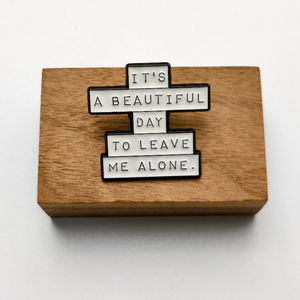 IT S È una bella giornata per lasciarmi in pace. Semplice distintivo con lettera, decorazione, regalo per gli amici - Product Image 3