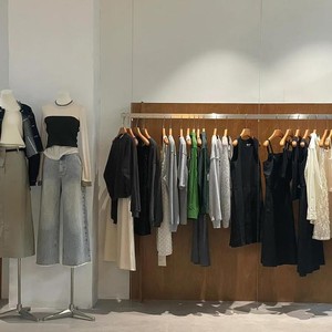 Expositor <span class=keywords><strong>de</strong></span> Ropa Multifuncional <span class=keywords><strong>de</strong></span> Acero Inoxidable Pulido con Tubo Cuadrado Plateado para Tiendas <span class=keywords><strong>de</strong></span> Ropa, Exhibición en Ventanas y Arte - Product Image 3