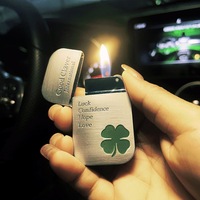 Briquet à gaz imprimé trèfle à quatre feuilles en métal flamme rouge et verte briquet gonflable coupe-vent couple cadeau briquet à gaz