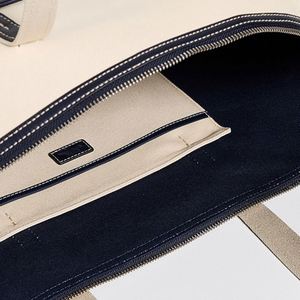 กระเป๋าโท้ทผ้าแคนวาสแต่งหนังสำหรับผู้หญิง ปักโลโก้ตามสั่ง ขนาดใหญ่ ทนทาน สายสะพายไหล่ผ้าฝ้าย ปิดซิป เหมาะสำหรับฤดูใบไม้ร่วงและฤดูหนาว - Product Image 3