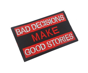 Toppa in tessuto ricamata rettangolare in tela ecologica con testo in inglese: Bad Decisions Make Good Stories - Product Image 5