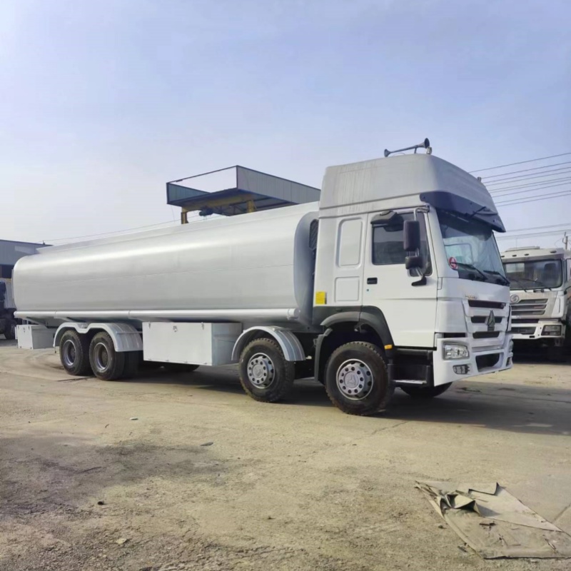 Sinotruck Howo 375hp 371 Horsepower 8x4 Euro 3 30000 Liters Fuel Oil Tank Tanker Truck
