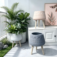 Jardinière surélevée moderne en fibre de verre avec pieds, pot à fleurs géométrique en relief pour patio, jardin, balcon