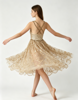 Robe de danse lyrique avec corsage orné de paillettes, bretelles croisées au dos, jupe en maille dorée scintillante, pour performance scénique contemporaine