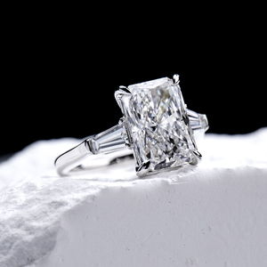 Anillo de Compromiso Messi Jewelry MSR-2123 con Diamante Cultivado en Laboratorio de Corte Radiante de 18k - Product Image 2