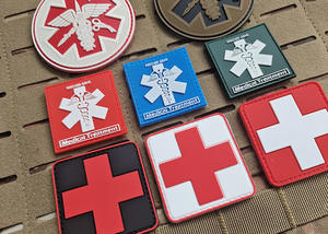 OEM 工場価格 メーカー製 PVC メディカルクロスバッジ 救急パッチ 面ファスナー付き 3Dラバー 赤十字エンブレム 医療用ワッペン - Product Image 2