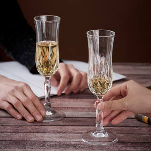 Ensemble de 4 verres à vin élégants en cristal, gobelets sur pied légers au design rond pour servir des cocktails lors de fêtes - Product Image 5