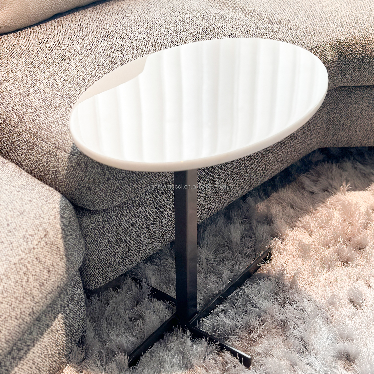 Oval corner table