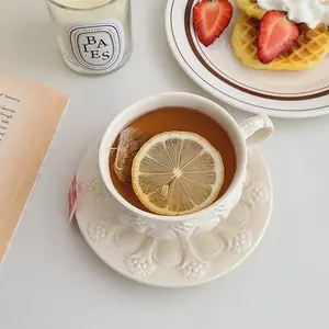 ヨーロピアンスタイルの小さな豪華な絶妙なレトロなエンボスベリーコーヒーカップとソーサーセットセラミックアフタヌーンティーカップ