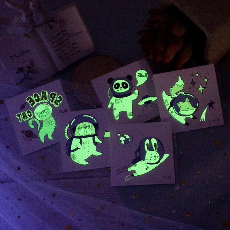 चमकदार टैटू स्टिकर बच्चों पार्टी के पक्ष में अस्थायी कार्टून टैटू स्टीकर में चमक अंधेरे टैटू छड़ी