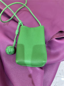 Mini Bolso de Teléfono Tejido con Pompones para Mujer, Bolso de Hombro Simple y Elegante, Bolso Bandolera Versátil - Product Image 5