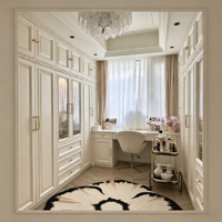 Dressing élégant de style français avec armoires du sol au plafond, coiffeuse et dressing sur mesure