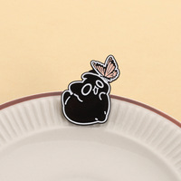 Broches en émail de chats noirs chassant des papillons, chat amusant et joyeux, broche pour vêtements, badge de revers, bijoux, cadeau, vente en gros