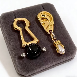 ต่างหูแบบห้อยทรงไม่สมมาตรสไตล์วินเทจ โลหะผสมสังกะสี มุกเทียมเกรด AAA รูปทรงไม่สม่ำเสมอ สีดำ สำหรับผู้หญิง สวมใส่ได้ทุกวัน แบบหนีบ - Product Image 5