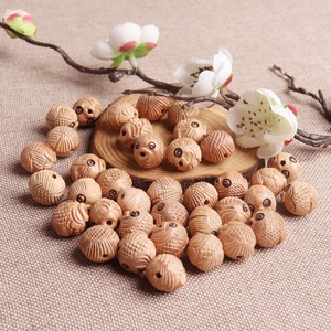 เครื่องรางรูปปลาแกะสลักจากไม้พีช รูปทรงสัตว์ ของตกแต่งบ้าน ของขวัญ เครื่องประดับสำหรับทุกเพศ - Product Image 4