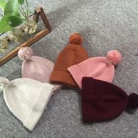Logotipo personalizado 100% algodón Color sólido invierno acanalado tejido niños niño recién nacido bebé gorros con pompón