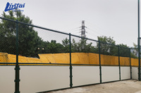 Système de clôture pour terrains de sport en alliage de zinc avec panneaux en mousse anti-collision et anti-rouille, couleur et taille personnalisables, OEM ODM pour terrains de football et de basketball