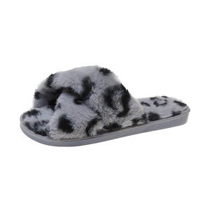 Nouveauté Pantoufles de maison personnalisées en fausse <span class=keywords><strong>fourrure</strong></span> à la mode pour femmes Pantoufles d'intérieur en <span class=keywords><strong>fourrure</strong></span> léopard croisé pour femmes - Product Image 6