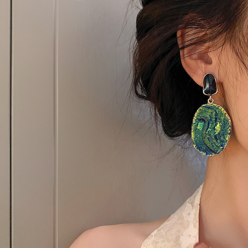 Fascino alla moda, orecchini geometrici con pavimentazioni in zirconi