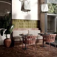 Ensemble de mobilier de café Wabi-Sibi : table ronde en pierre frittée, chaise en rotin, banquette rembourrée