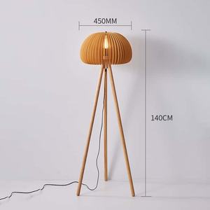 Lampadaire trépied en bois massif de style nordique avec abat-jour à lattes en forme de champignon | Luminaire créatif pour salon - Product Image 2