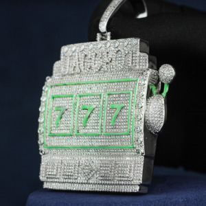 เครื่องประดับขายส่งยอดนิยม จี้เพชรโมอิสซาไนต์แบบ Iced Out จี้รูปเครื่องสล็อตเรืองแสงสไตล์ฮิปฮอป ส่องแสงในยามค่ำคืน - Product Image 4