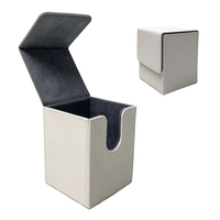 Boîte à cartes en cuir PU blanc avec fermeture magnétique, intérieur doublé doux pour le rangement de cartes TCG, MTG et de cartes sportives