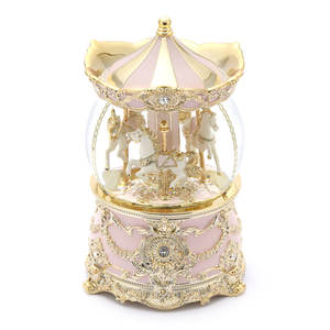 Caja Musical de Resina Artificial de 120 mm, Pintada a Mano, con Diseño de Carrusel de Caballos y Globo de Nieve, Regalo Coleccionable para Cumpleaños y Navidad - Product Image 1