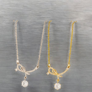 Collar de Mujer Moderno e Hipoalergénico con Colgante de Mariposa de Acero Inoxidable, Oro de 18K y Circonita - Product Image 2