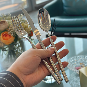 DF BC Fashion Nouveau Service de Couverts en Acier Inoxydable à Manche Martelé Spécial avec Couteau à Steak, Fourchettes de Table et Fourchettes à Dessert - Personnalisable - Product Image 1