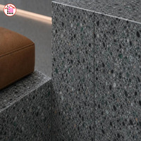 Dalle de terrazzo gris foncé, couleurs mélangées, finition mate, grande dalle de terrazzo gris foncé avec des copeaux noirs, verts et blancs pour restaurant
