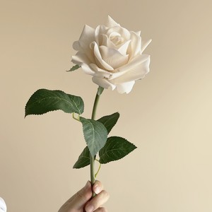 ดอกไม้ประดิษฐ์สัมผัสเหมือนจริง Y-H100 ขายส่ง ดอกกุหลาบขาวสัมผัสเหมือนจริง ทำจากผ้า<span class=keywords><strong>ไหม</strong></span> สำหรับตกแต่งงานแต่งงานและวันวาเลนไทน์ - Product Image 1