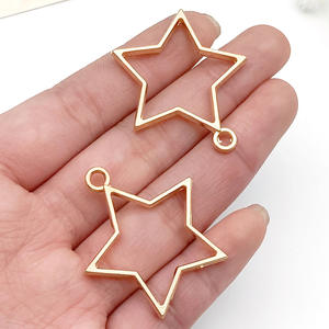 DIY Schmuckzubehör Rahmen-Anhänger Geometrisch Liebe Rund Fünfzackiger Stern Hohlbodenhalterung AB-Kleber Kreuz-B - Product Image 6