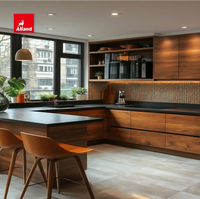 Cuisine haut de gamme Alland en bois de noyer naturel moderne, îlot en marbre noir luxueux pour une nouvelle maison de rêve sur mesure