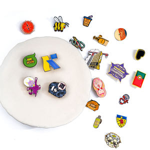 Spilla con Lettere per Feste di Matrimonio, Placcata con Cristalli e Perle Finte, Autunno 25 2022, Jubilee Pilgrim per Stampa Tipografica - Product Image 3