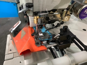 Machine à coudre interlock à lit plat compact HK-600-33AC/UT à entraînement direct, coupeur latéral droit, coupe-bord automatique, idéale pour les vêtements décontractés - Product Image 3