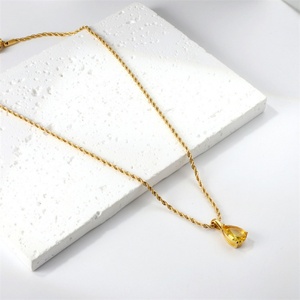 Collier personnalisé pour femme, délicat, avec breloque géométrique, plaqué or, pendentif goutte d'eau en cristal - Product Image 3