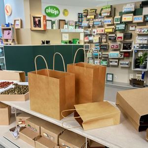 Sacs en papier kraft brun écologiques personnalisés, papier cadeau artisanal de luxe pour produits ménagers, vente en gros disponible, différentes couleurs - Product Image 3