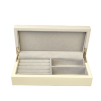 Boîte à bijoux en bois laqué brillant avec compartiments, doublure en daim, charnière métallique, logo personnalisé pour la vente de bijoux de luxe et les cadeaux de mariage