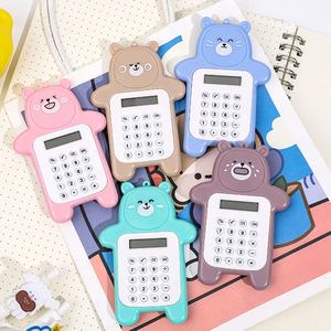 Mini Oso <span class=keywords><strong>de</strong></span> dibujos animados <span class=keywords><strong>de</strong></span> 8 dígitos pantalla tamaño <span class=keywords><strong>de</strong></span> bolsillo alimentado por batería calculadora electrónica <span class=keywords><strong>de</strong></span> las matemáticas <span class=keywords><strong>de</strong></span> la escuela suministros - Product Image 1