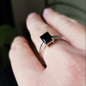 Bague d'anniversaire pour elle en spinelle noire de haute qualité, au design tendance, taille émeraude, certifiée par un tiers - Product Image 5